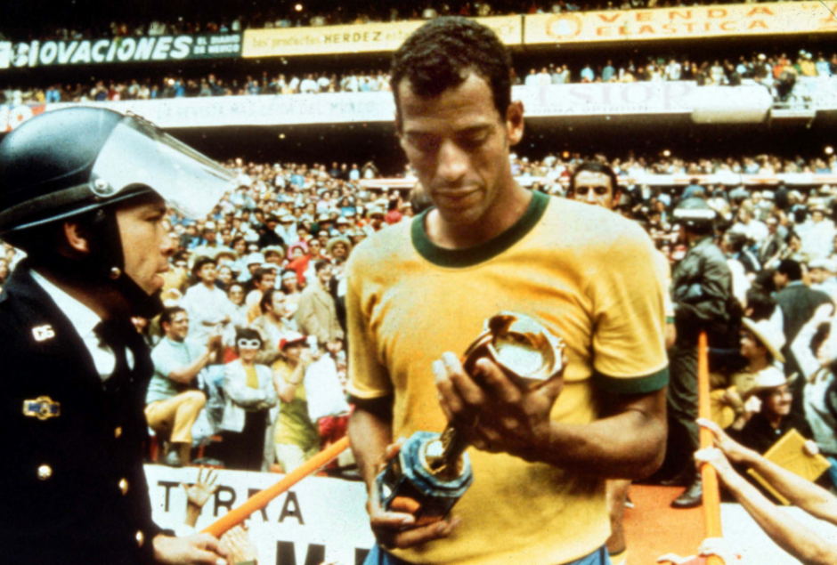 Carlos Alberto, con el trofeo del Mundial 1970. (Foto: Goal.com)