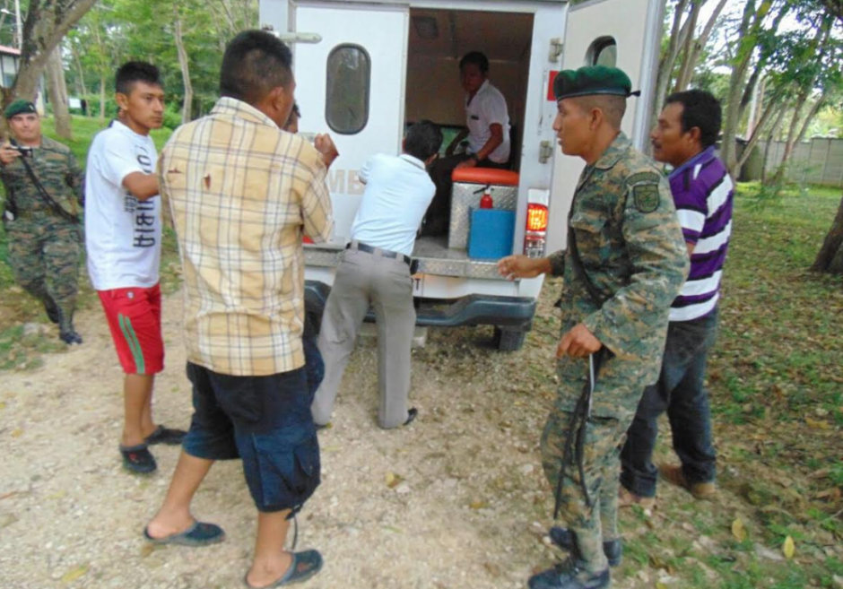 La Brigada Especial de Operaciones de Selva atendi&oacute; al herido. (Foto: Beos/Pet&eacute;n)