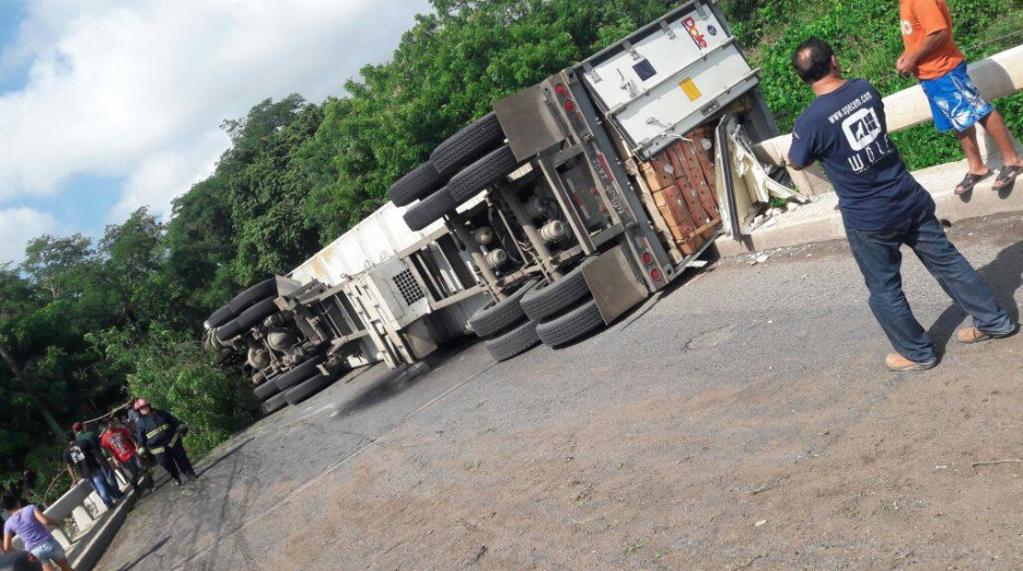 Un cami&oacute;n volc&oacute; en el puente Jones en R&iacute;o Hondo, Zacapa. (Foto: Conred) 