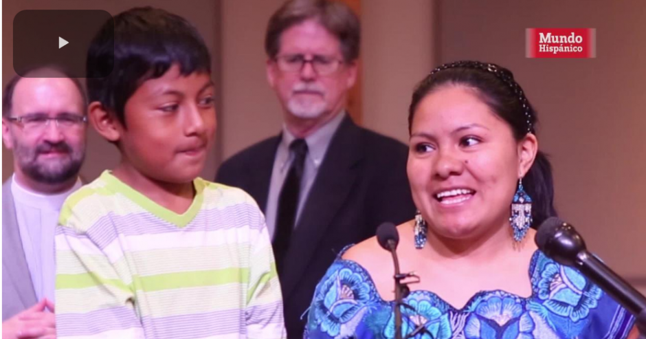 Hilda Ram&iacute;rez sonr&iacute;e al conocer el beneficio que ha obtenido para ella y su hijo. (Imagen: captura de video)