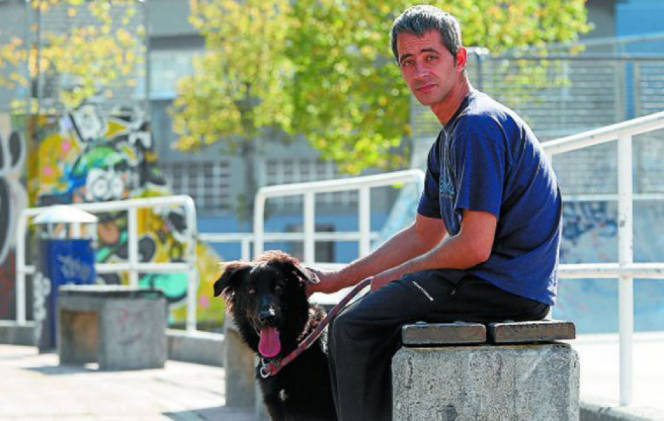 Rub&eacute;n, con su perro llamado Mundo. (Foto: GolTV)