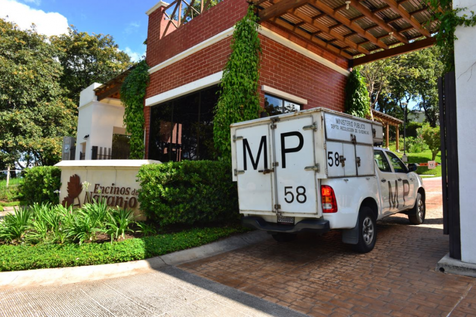 La fiscal&iacute;a ingres&oacute; al residencial para efectuar capturas. (Foto: Jes&uacute;s Alfonso/Soy502) 