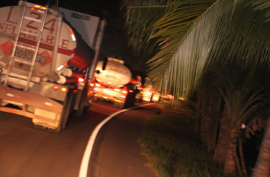 El fin de semana se escoltaron a la ciudad las pipas de combustible. (Foto: PNC)