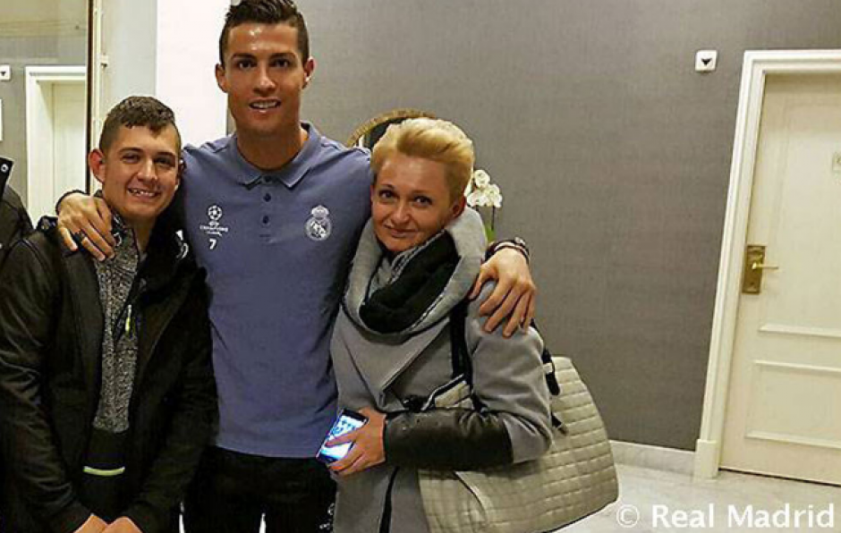 Cristiano con David y su madre. (Foto: Real Madrid)