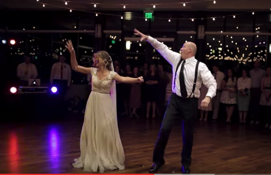 Padre e hija sorprenden en pleno baile de boda. (Foto: Captura de video)