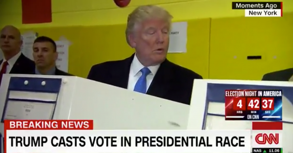 Durante la transmisi&oacute;n en vivo esta postura llam&oacute; la atenci&oacute;n en las redes sociales. (Foto: CNN) 