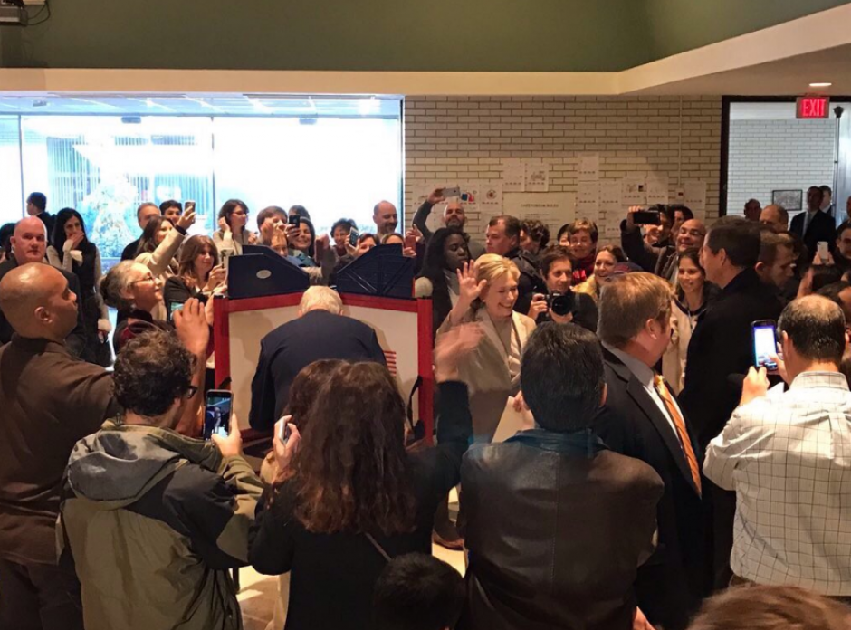 La candidata dem&oacute;crata Hillary Clinton emiti&oacute; su voto. (Foto: Univisi&oacute;n Pol&iacute;tica) 
