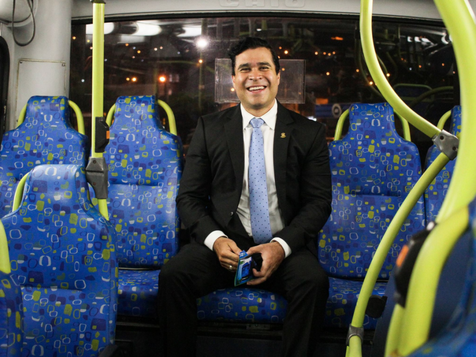 El alcalde de Mixco se subi&oacute; a uno de sus buses. (Foto: Facebook/Neto Bran) 