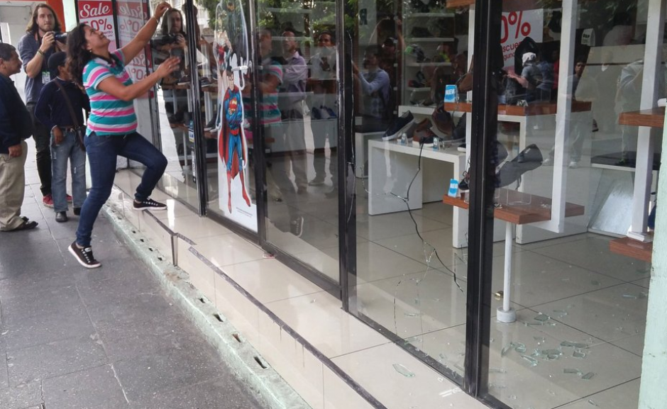 V&aacute;ndalos provocaron da&ntilde;os a varios locales comerciales. (Foto: Jos&eacute; Miguel Casta&ntilde;eda) 