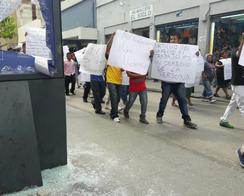 Varios vendedores informales realizaron una caminata en el Paseo de la Sexta. (Foto: Javier Lainfiesta/Soy502) 