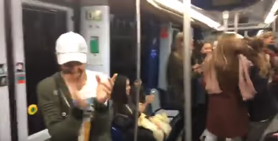 Los usuarios del metro de Madrid, Espa&ntilde;a enloquecieron con "La Bicicleta". (Foto: youtube)