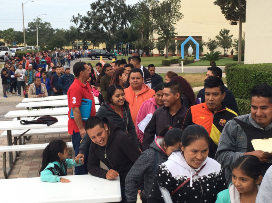 Este s&aacute;bado cientos de guatemaltecos acudieron al consulado m&oacute;vil de Orlando, Florida. (Foto: Twitter, @MinexGt)