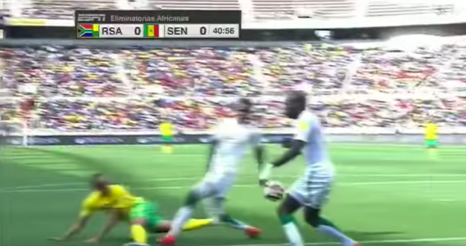 La pelota no pas&oacute; ni cerca de la mano de Koulibaly. (Captura de Pantalla)