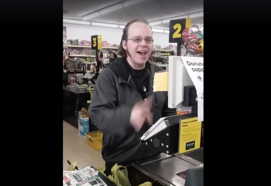 Un cajero se hace viral en Facebook por su angelical voz