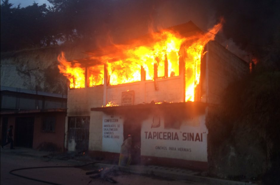 El incendio consumi&oacute; una vivienda y un comercio en Quetzaltenango. (Foto: Jefry Ssarat/Stereo 100)