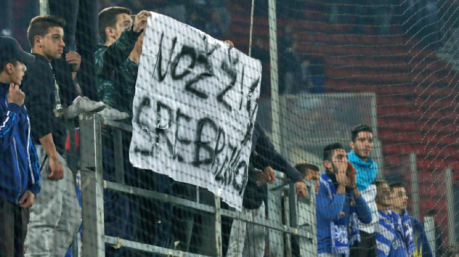 El cartel glorificaba una masacre de 1995. (Foto: Twitter)