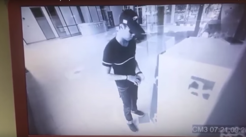 El usuario lleg&oacute; al cajero autom&aacute;tico y retir&oacute; dinero. (Imagen: captura de YouTube)