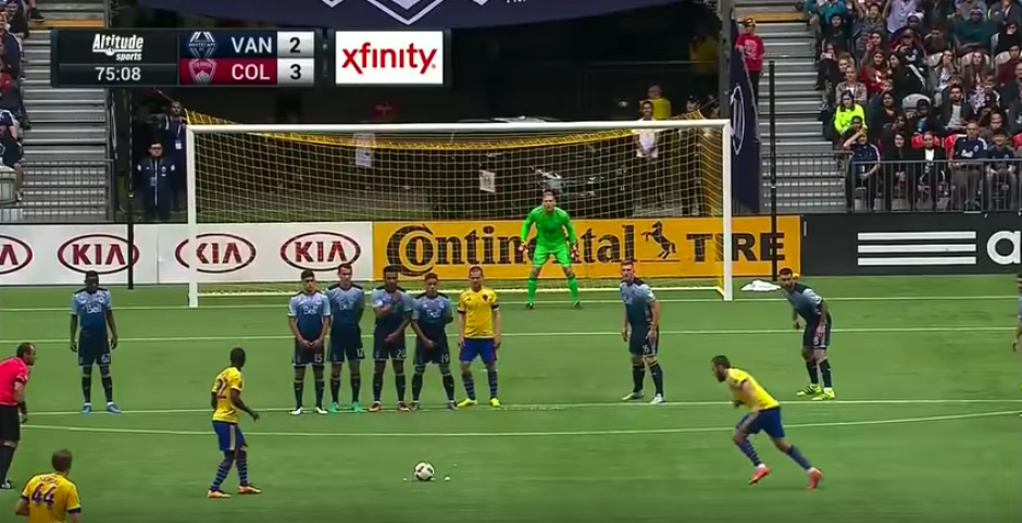 &iquest;Por d&oacute;nde podr&iacute;a entrar esa pelota? Gashi resolvi&oacute; el problema. (Imagen: captura de pantalla)