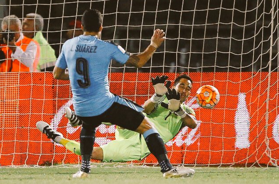 Luis Su&aacute;rez fall&oacute; un penal contra su amigo Claudio Bravo. (Imagen: captura de pantalla)