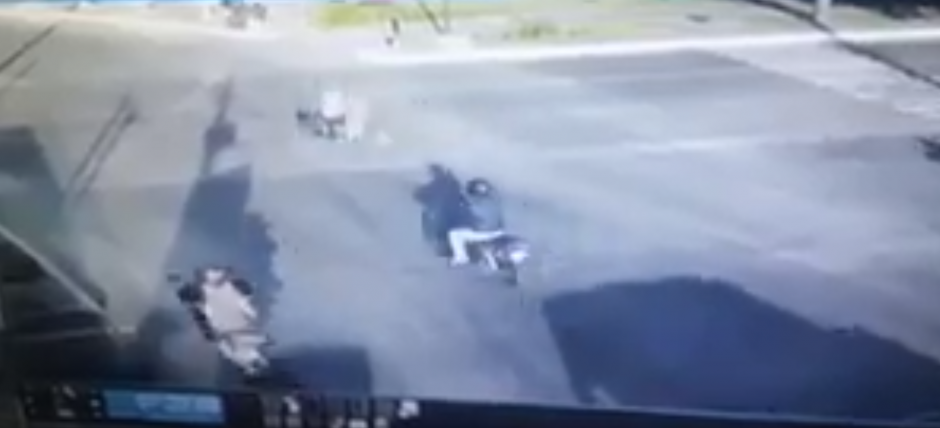 Un motorista fue embestido en la zona 10. (Foto: Control de C&aacute;maras zona 10) 