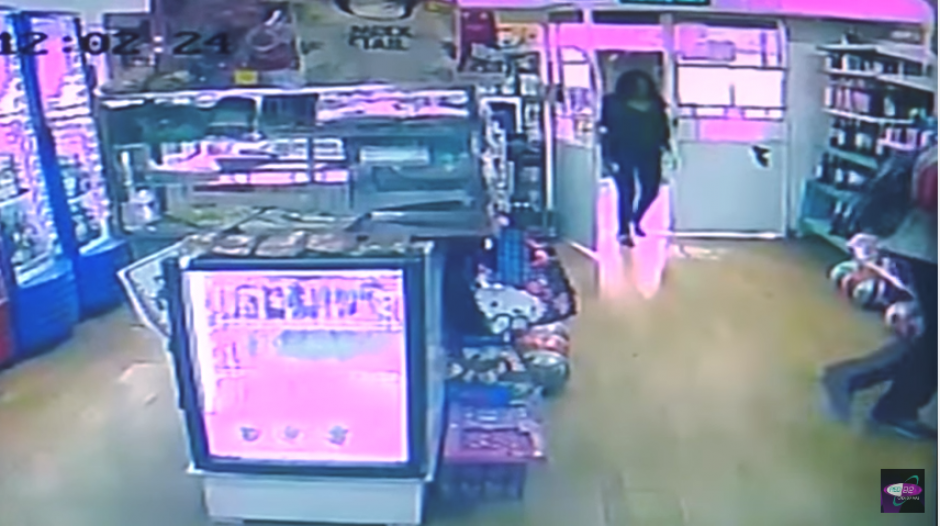 La mujer entra a la tienda sin estar consciente de su situaci&oacute;n. (Imagen: captura de YouTube)