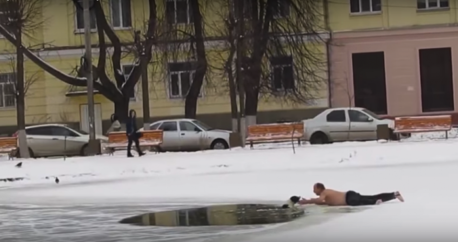 A este hombre no le import&oacute; quitarse la camisa y tirarse sobre el hielo para salvar un perro atrapado entre aguas congeladas. (Foto: Captura de video)