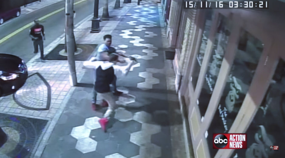 Varios hombres se pelean en una calle en Tampa mientras todo queda grabado en una c&aacute;mara de seguridad. (Imagen: captura de YouTube)