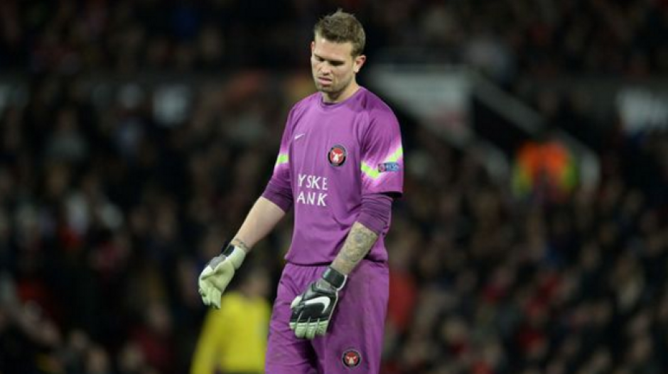 El arquero del FC Midtjylland casi es v&iacute;ctima de un gol rar&iacute;simo. (Foto: 90Min.com)
