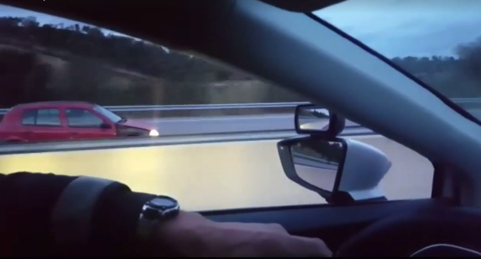 El ins&oacute;lito video fue grabado en una autopista de Espa&ntilde;a. (Imagen: captura de Facebook/Mossos d'Esquadra)