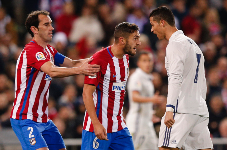 God&iacute;n tuvo que intervenir para detener la pelea. (Foto: AFP)