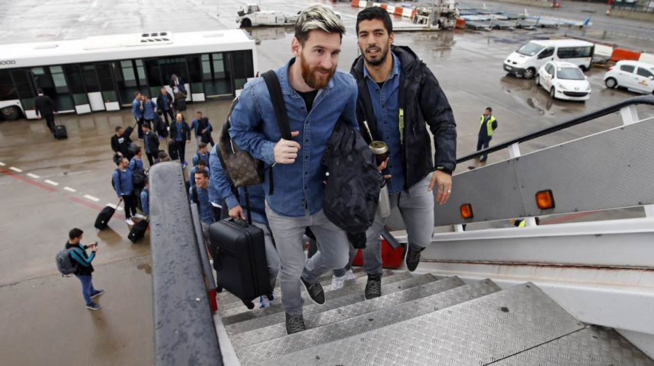 Messi junto a Su&aacute;rez subiendo al avi&oacute;n. (Foto: FCBarcelona)