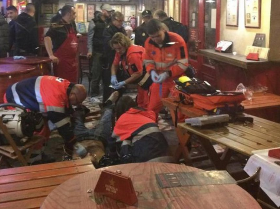Los param&eacute;dicos atendieron a un hombre en el interior del restaurante. (Foto: Twitter)