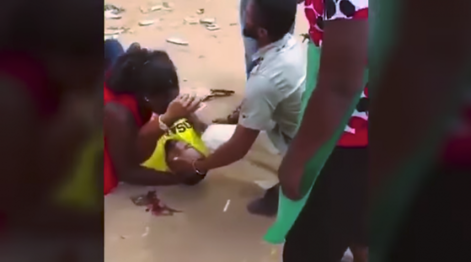 El hombre de camisa amarilla finge haber sido arrollado en una calle de Nigeria. (Imagen: captura de YouTube)