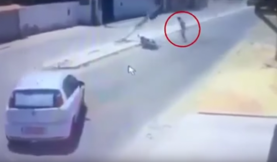 Un motorista cont&oacute; con suerte al sobrevivir a dos accidentes en menos de un minuto. (Imagen: captura de YouTube)