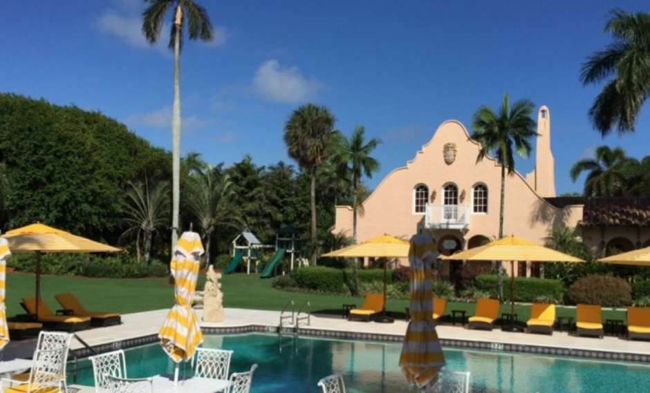 Esta es la fachada de la lujosa residencia donde Trump pasar&aacute; el D&iacute;a de Acci&oacute;n de Gracias. (Foto: rpp.pe)