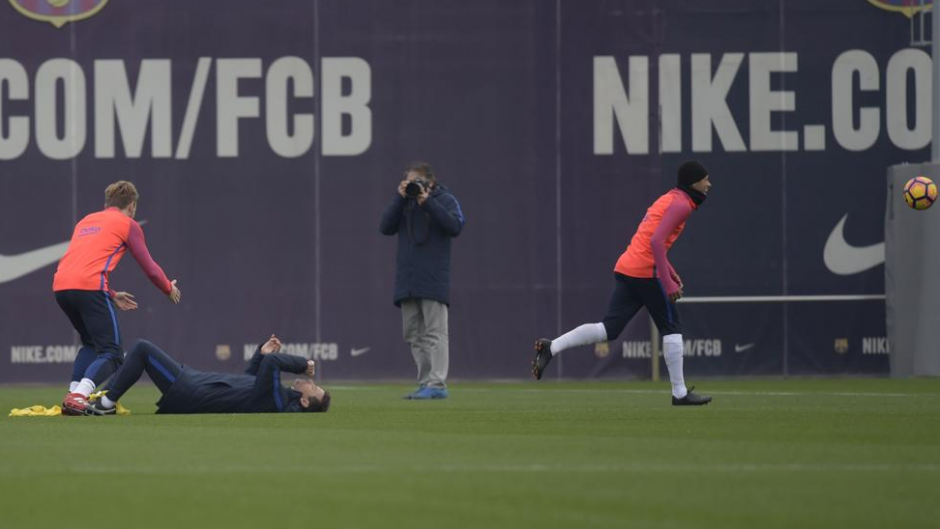 Neymar buscaba la pelota cuando se estrell&oacute; con &eacute;l. (Captura de Pantalla)