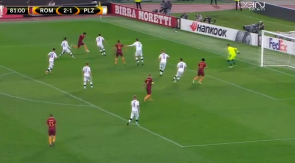 Perotti tir&oacute; una rabona un poco desesperada y termin&oacute; marcando un golazo. (Captura de Pantalla)