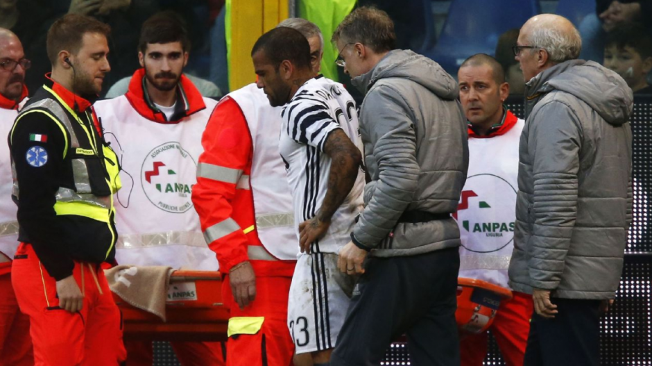 &iexcl;Es de roca! Dani Alves sali&oacute; por su propio pie. (Foto. Gazzetta.it)