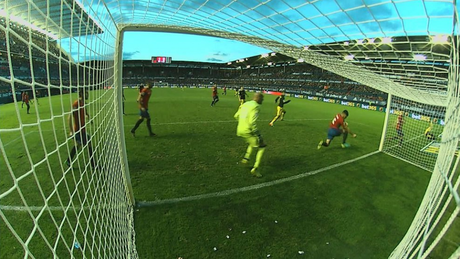 Todos los &aacute;rbitros se comieron esta mano clar&iacute;sima. (Imagen: captura de pantalla)