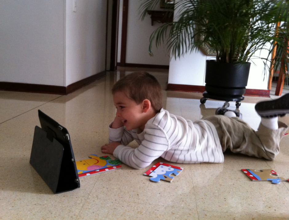 Los ni&ntilde;os que hablan solos pueden llegar a tener mayor &eacute;xito para resolver problemas. (Foto: criarhijosbilingues.wordpress.com)