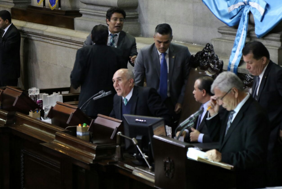 El diputado Luis Hern&aacute;ndez Azmitia reclam&oacute; airadamente al presidente del Congreso, Mario Taracena. (Foto: Alejandro Bal&aacute;n/Soy502)