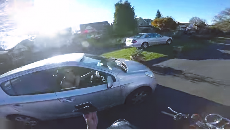 Un motociclista trata de ayudar a un muchacho que hab&iacute;a perdido su billetera. (Imagen: captura de YouTube)