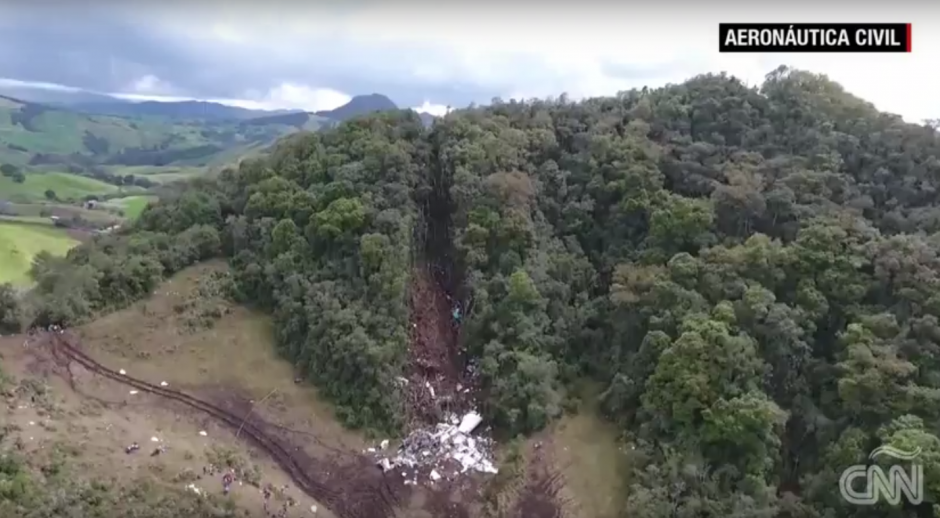 Una de las im&aacute;genes permite ver el camino recorrido entre el bosque del avi&oacute;n siniestrado. (Imagen: captura de YouTube)