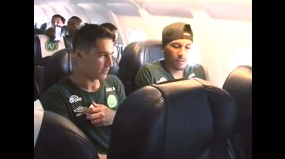 El reportaje muestra c&oacute;mo se prepara el vuelo del Chapecoense en Bolivia. (Imagen: captura de YouTube)