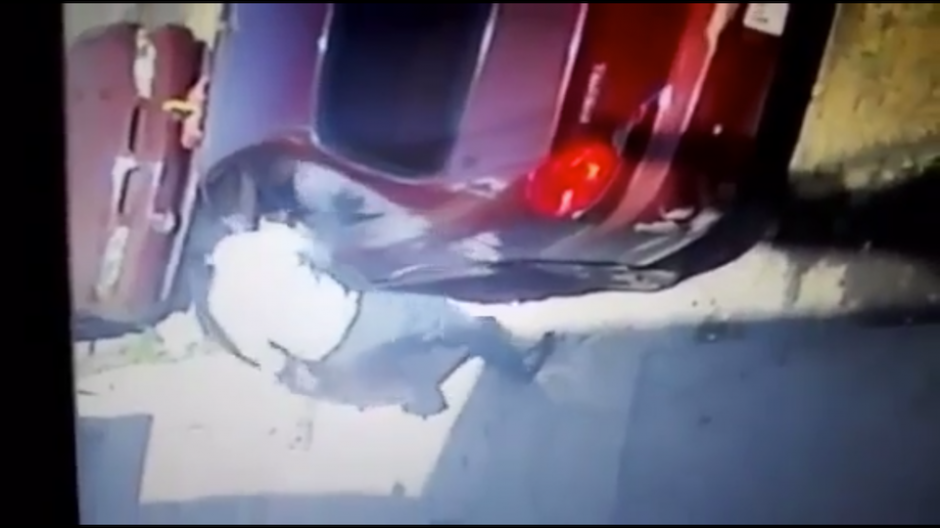 Este es el momento en que el ladr&oacute;n abre el veh&iacute;culo para robar todo lo que pueda. (Foto: Captura de video en Facebook)