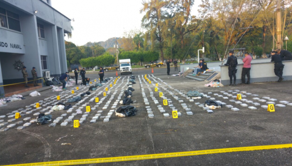 Un mil 637 kilos de coca&iacute;na fueron incautadas en una lancha tiburonera. (Foto: MP)