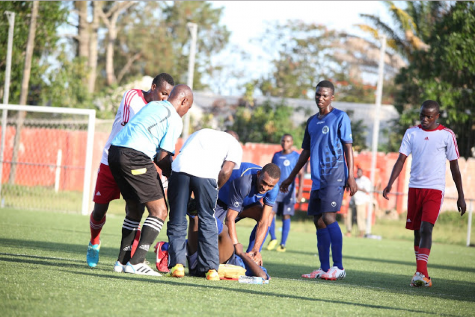 El joven Ismail Mrisho falleci&oacute; sobre el campo de juego. (Foto: Daily Mail)