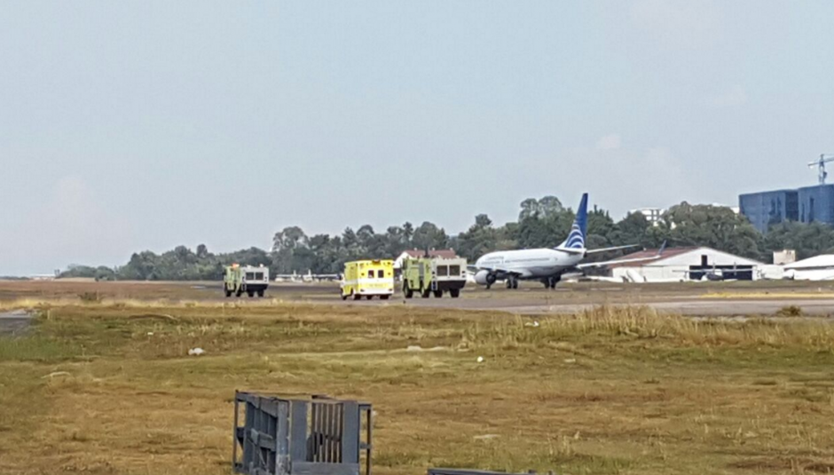 Las unidades de bomberos se movilizaron de inmediato ante el aterrizaje de emergencia. (Foto: DGAC)