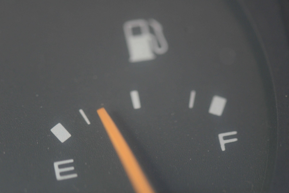 Los expertos recomiendan no permitir que el indicador de gasolina baje de un cuarto, para evitar emergencias o daños al sistema. (Foto: Wilder López/Soy502)