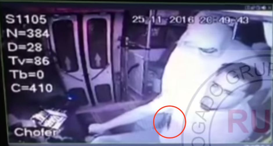 Este es el momento en que el delincuente amenaza con un cuchillo al conductor del bus. (Imagen: captura de YouTube)